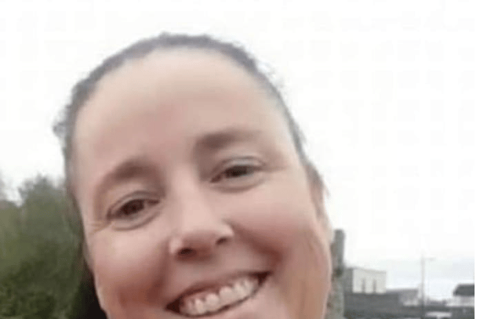 Lisa is described as being 5 foot 7 inches tall; she has black hair and brown eyes. 