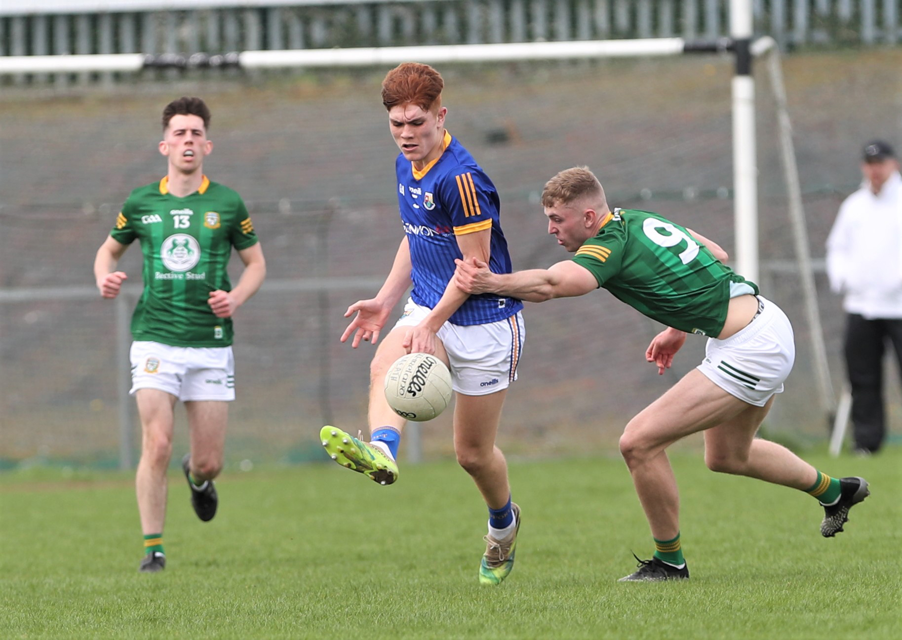 Longford's Darren Moffett lays off a foot pass        PICTURE: Syl Healy