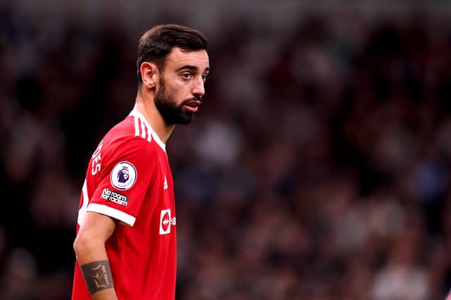 Bruno Fernandes signs new deal with Manchester United