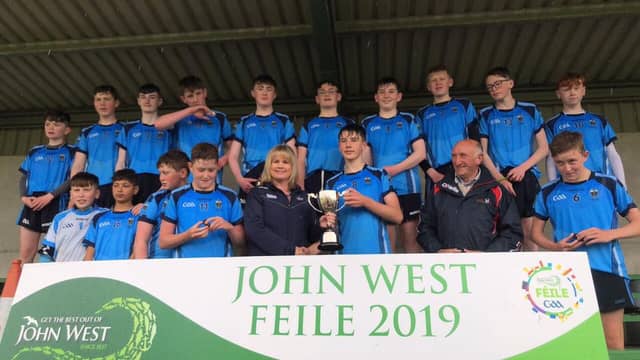 Cork GAA Chairperson Tracey Kennedy presenting the John West Féile na nGael Division 9 trophy to the victorious Longford Slashers squad