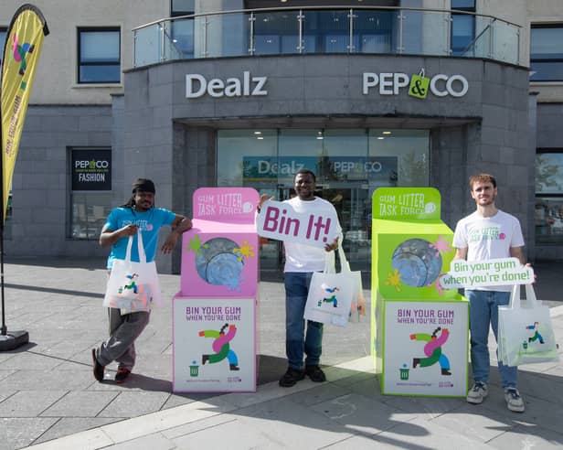 Gum litter taskforce was represented in town today on the Market Square by Ibrahim Okunnu, Oladipo Apejoye, Eamonn Doherty. 
They handed out free totebags, gum papers and high vis jackets for its promotional campaign to Bin Your Gum. 


