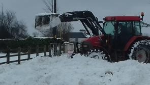 Locals out in force in Lanesboro to clear snow drifts!