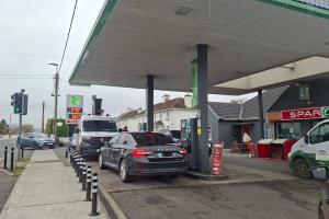 Longford's queue for fuel - Lanesboro - "People even have drums in their car boots!"