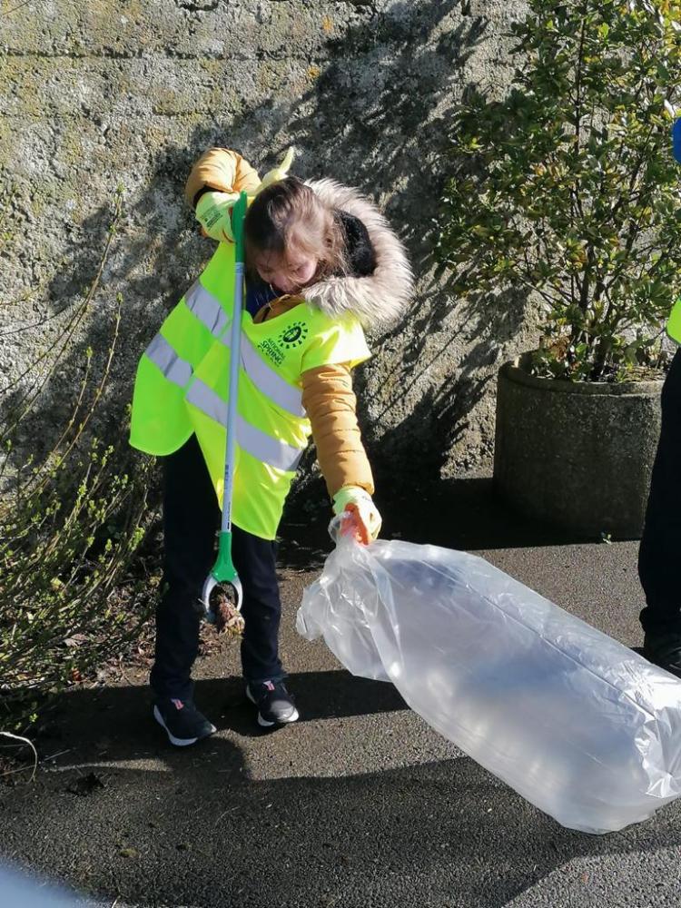 PICTURES Tashinny pupils clean up the village for National Spring