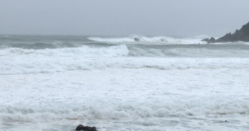 #Longford on RED Alert: Emergency services deployed as two kite-surfers stranded off Louth coast #Ophelia 