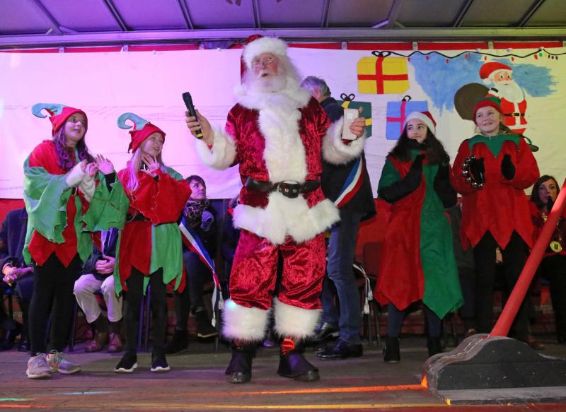 Lots of festive cheer in Longford as Santa switches on Christmas lights 