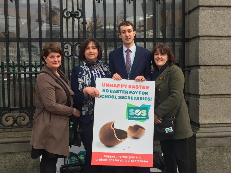 Deputy Rabbitte at the ‘Support Our Secretaries’ rally outside Leinster House.