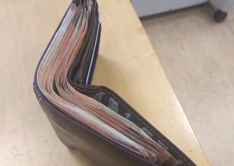 Good Samaritan hands in wallet filled with cash to midlands garda station
