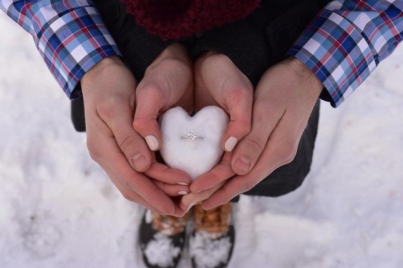7 things to keep in mind when shopping for an engagement ring this Christmas