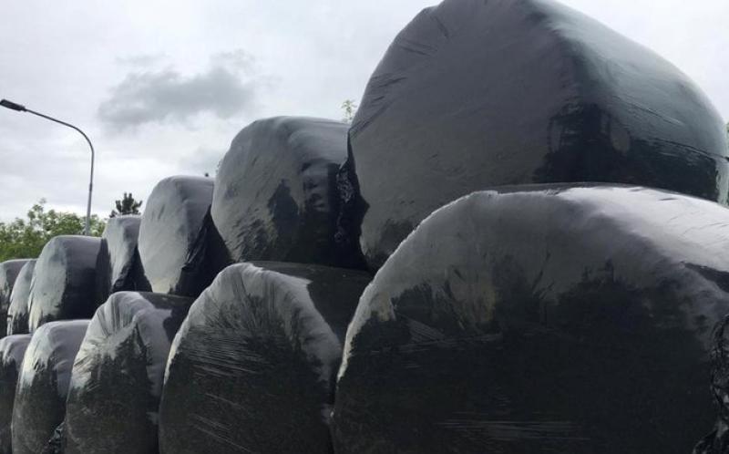 Garda&iacute; stop driver with 'an unsecured load of bales'
