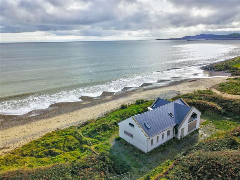 This beachside fixer-upper with incredible views is going under the hammer for €125,000