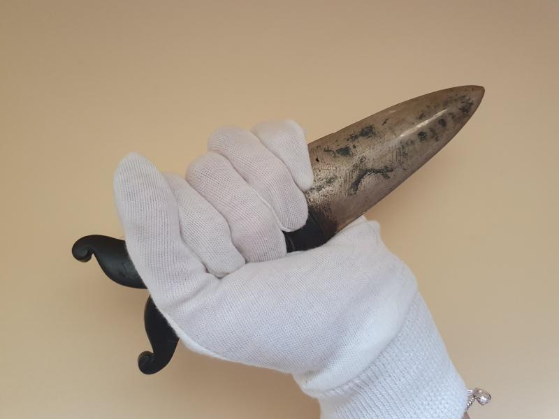 Is this a dagger that I see before me? Sheppard’s auction house sells bronze age item to National Museum