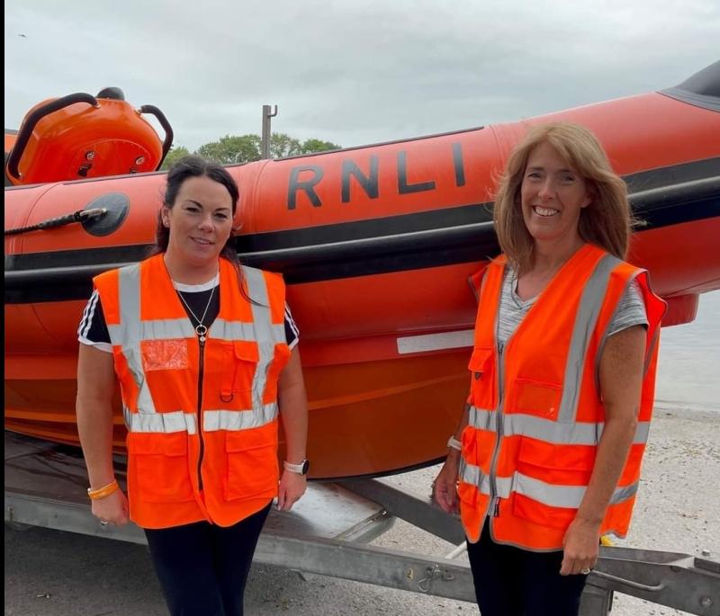 Karen and Serena begin  32km relay swim from Lanesboro bridge to Athlone town bridge