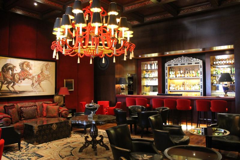 Government confirm midnight curfew applies to hotel resident's bars 