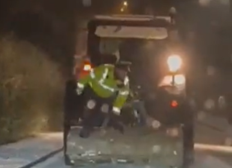 Twitter users praise Garda for gritting dangerous roads from back of trailer