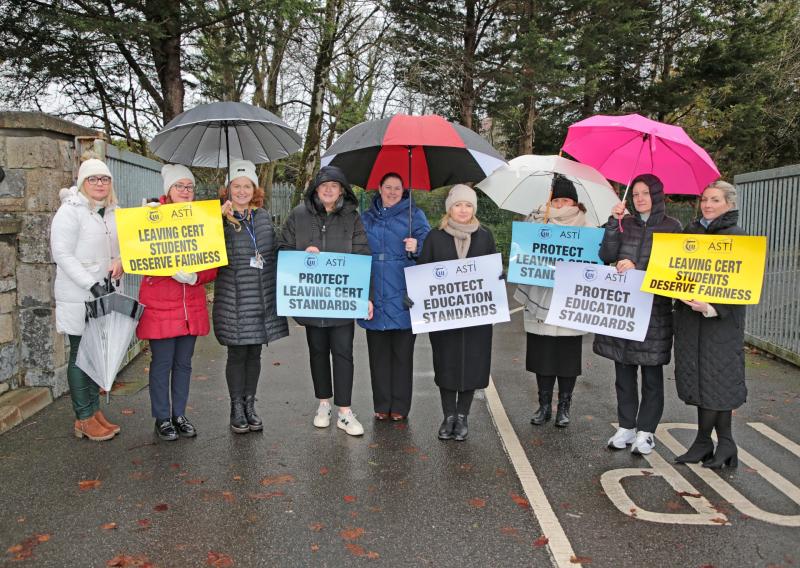 Hundreds of teachers in county Longford stage lunchtime protest