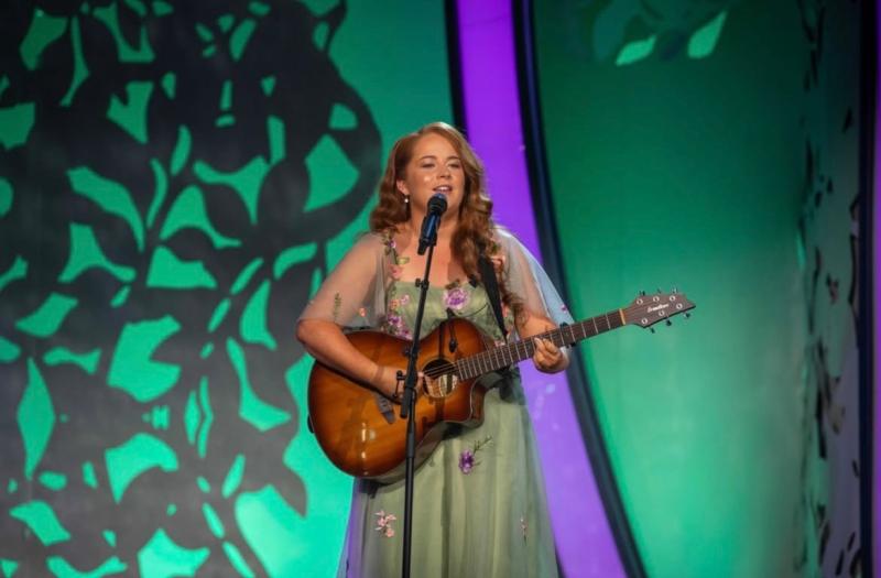 WATCH: Longford Rose of Tralee gets crowd going with Jumbo Breakfast Roll performance