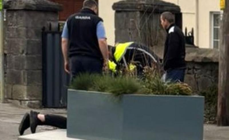Garda on foot patrol apprehends suspect following armed robbery at Midlands chemist 