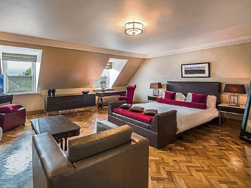 Free hotel booking service, Room Bookers Direct partners with global travel company