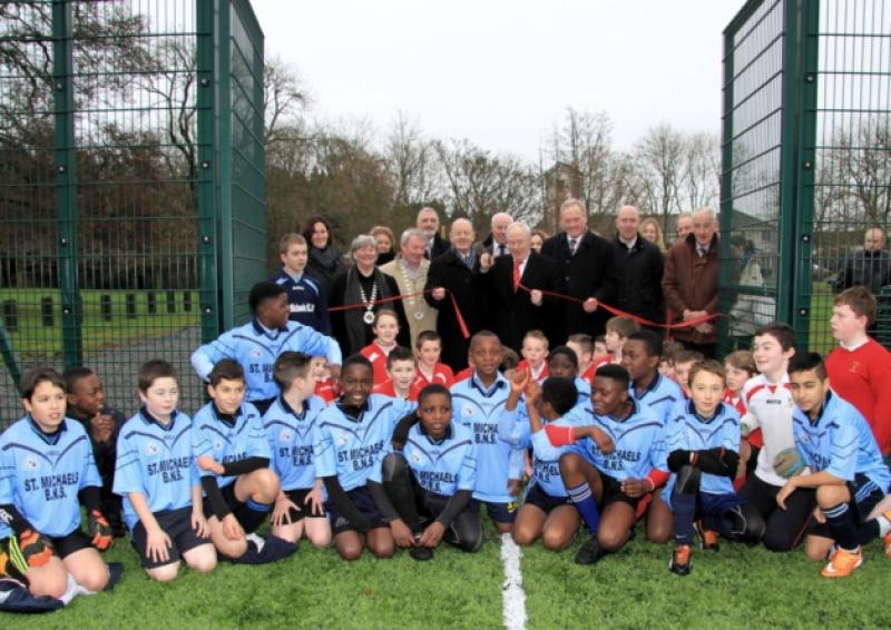 Michael Ring TD, Minister of State at the Department of Transport, Tourism and Sport, cutting the tape to mark the official opening of the new facilities at The Mall, watched by Mae Sexton (Mayor Longford Municipal District), Seamus Butler (Deputy Mayor Longford Municipal District), Frankie Sheridan (Director of Services), Dan Rooney (former Town Clerk), Tim Caffrey (Longford County Council CEO), James Bannon TD, Cllr Paul Ross and Cllr John Browne with the kids from Gaelscoil Longfoirt and St Michael Boys NS. Photo: Michelle Ghee. www.gphotos.ie