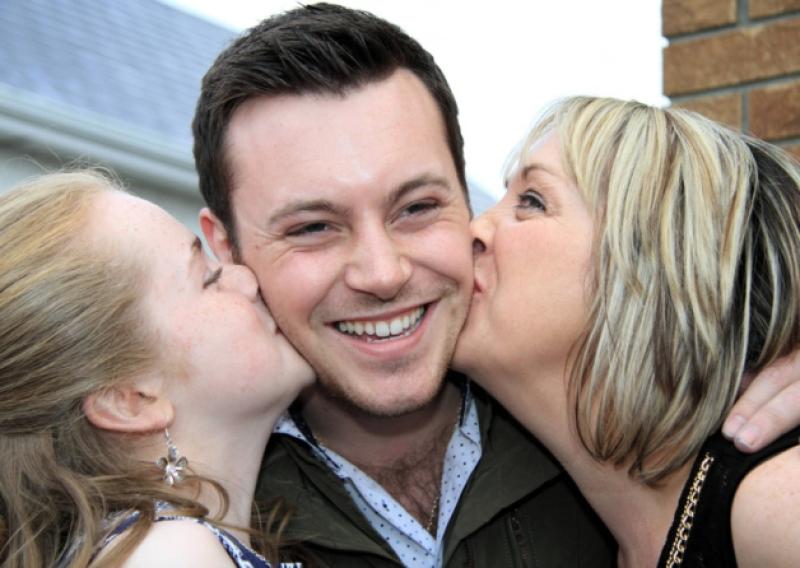Brona and Mary Cox with Nathan Carter. Photo: Michelle Ghee. www.gphotos.ie