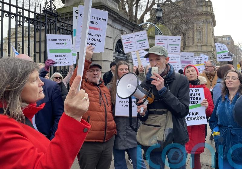 Longford tutor slams ‘ridiculous’ work conditions during Leinster House protest 