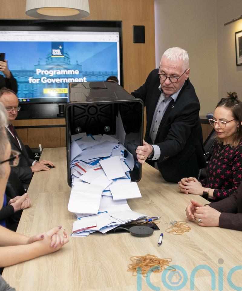 Fine Gael ratifies programme for government