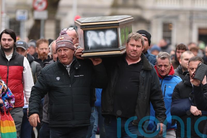 Further motorway closures as fuel-cost talks to resume