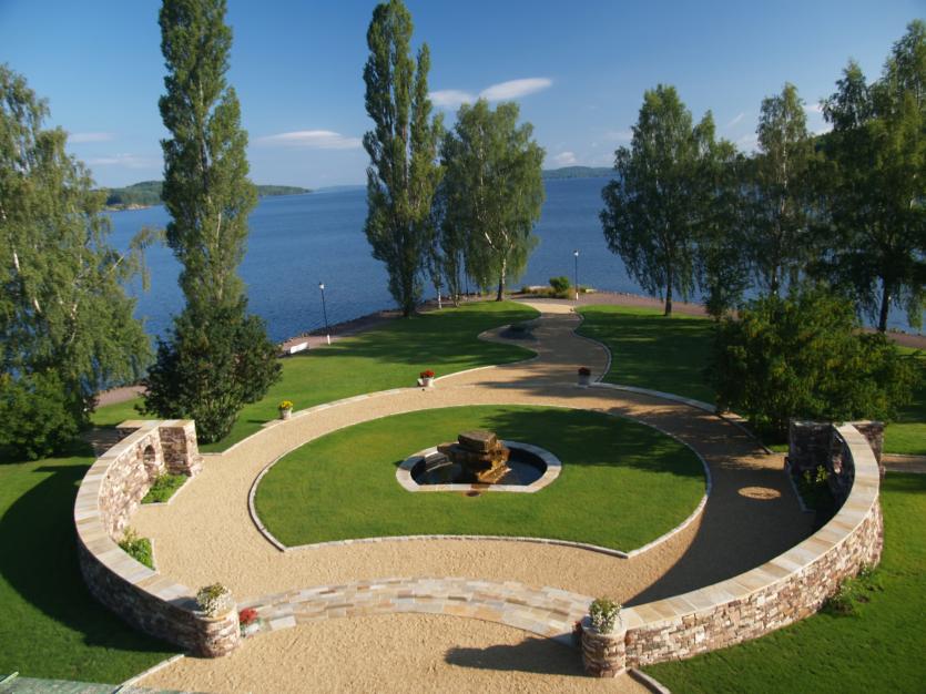 Carrick-on-Shannon based Acorn Landscapes wins prestigious landscape award
