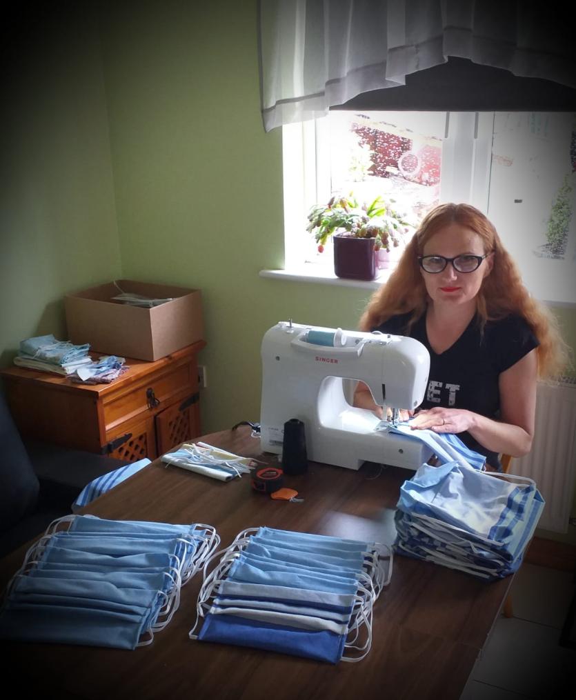 Midlands Polish Community volunteers sew an incredible 5,000 masks for frontline workers in Longford and beyond