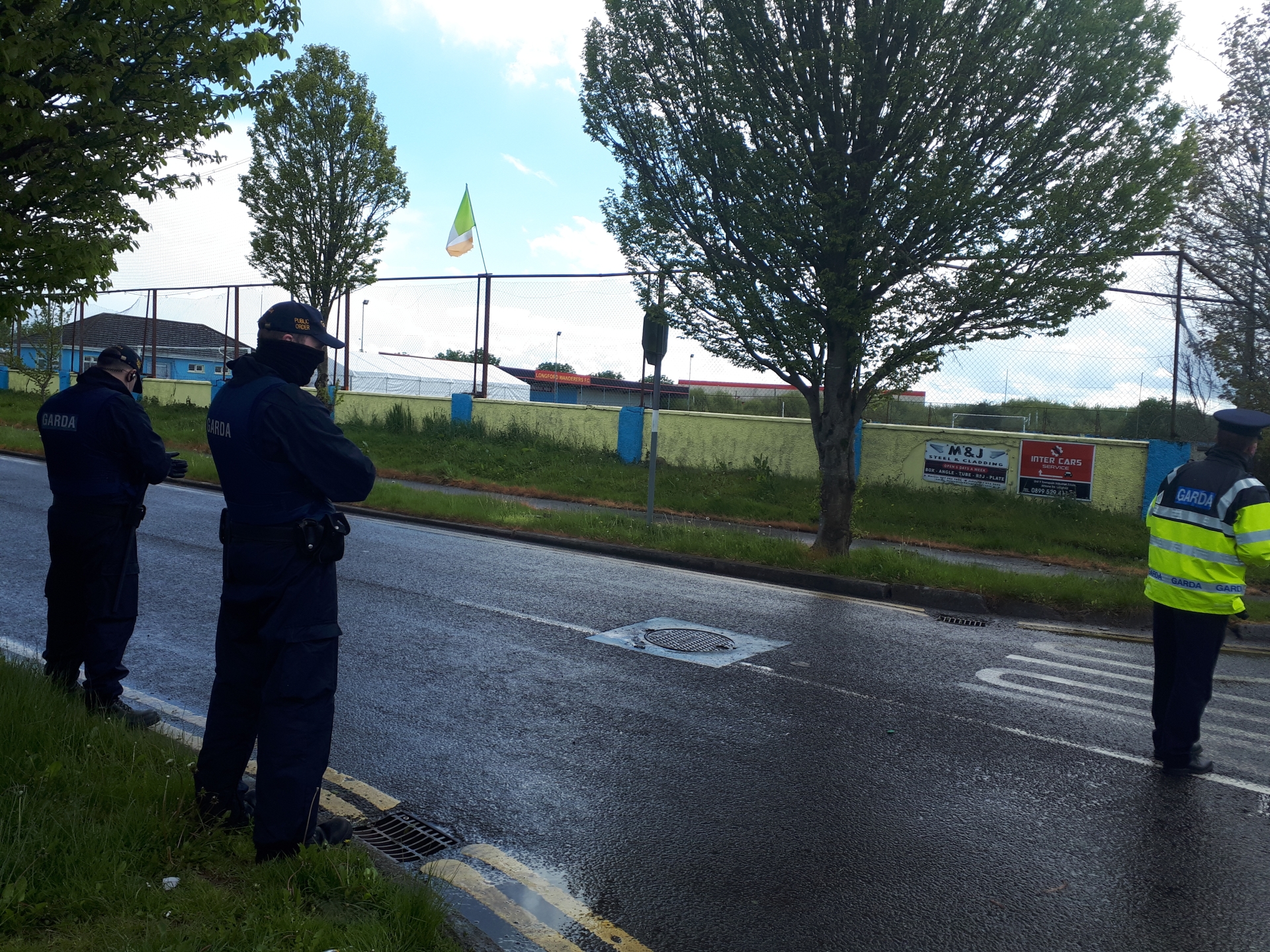 Armed gardaí at the scene of last week's traveller wedding after party